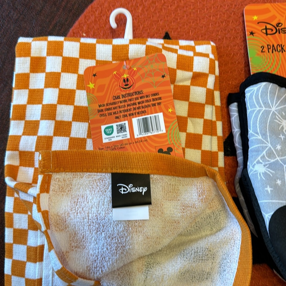 Disney 2 kitchen towels & 2 pack mini mitts - Picture 5 of 6